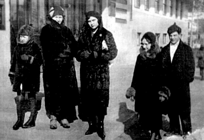 Слева направо: Стелла Ходакова, А.В. Ходакова – дочь и жена В.Я. Ходакова, Н.Я. Ходакова, В. Я. Ходаков. Хабаровск, 1934