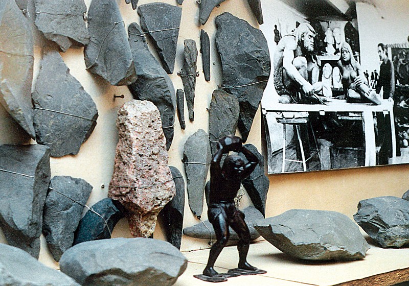В правом углу – фотография из мастерской скульптора  С.Н. Горпенко (1970-е гг.) в период работы над композицией «Пещерные люди»
