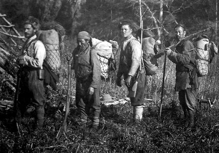 Владимир Клавдиевич Арсеньев, Дерсу Узала, казак (фамилия неизвестна), Джан Бао в полном снаряжении на реке Такема в 1906 году 