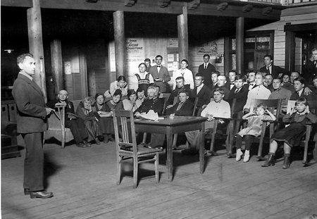 Хабаровск. 1922. В.К. Арсеньев читает лекции
