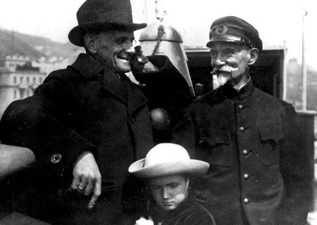 Капитан Арсеньев. Снимок сделан на пароходе «Трансбалт» во Владивостоке.  Подпись на фото: «В.К. Арсеньев – «таежный волк» с дочерью» (Натальей Арсеньевой). 1928