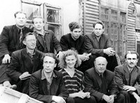 Дальневосточный симфонический оркестр на гастролях в г. Южно-Сахалинске. Н.Н. Менцер во втором ряду первый справа. 1964 