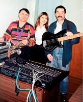 Трио Виктор Бондаренко, Светлана Ройба (фортепиано) и Илья Амирханов (бас-гитара)