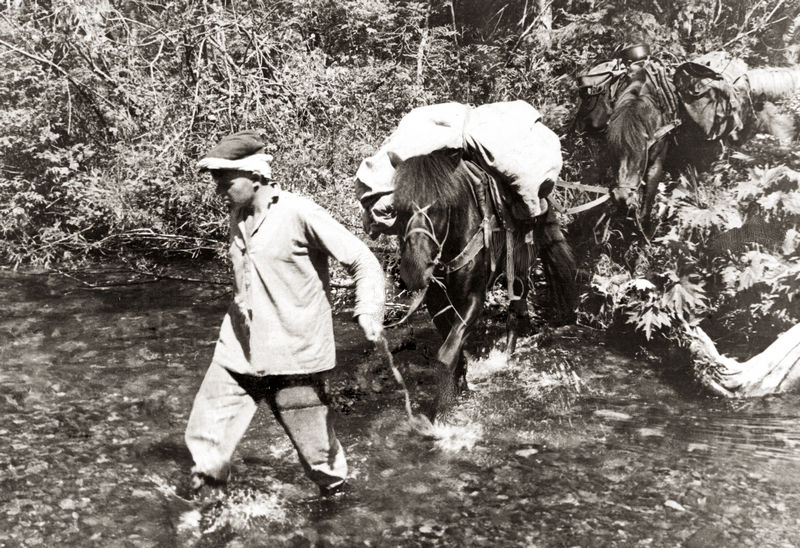 Заброска изыскательского отряда в тайгу. 1930-е годы