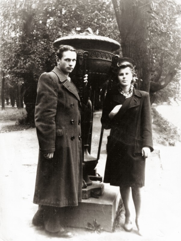 Студенты ЛГУ  Ю.А. и Л.И. Сем в Летнем саду. Ленинград. 1949