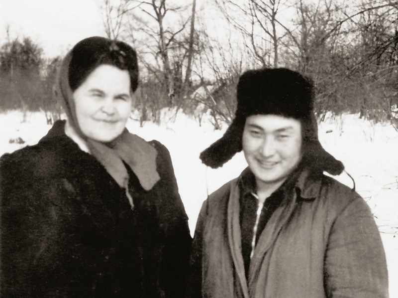 Юлия Шестакова с Яшей – сыном Батули Кялундзига, который в 1946 году был проводником в экспедиции в центральную часть Сихотэ-Алиня