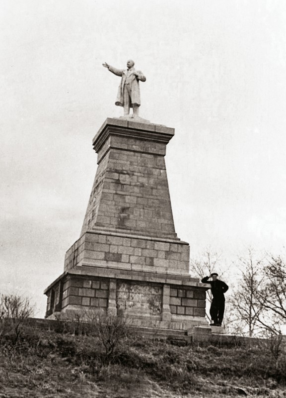 Памятник В. Ленину на постаменте памятника Н. Муравьеву-Амурскому