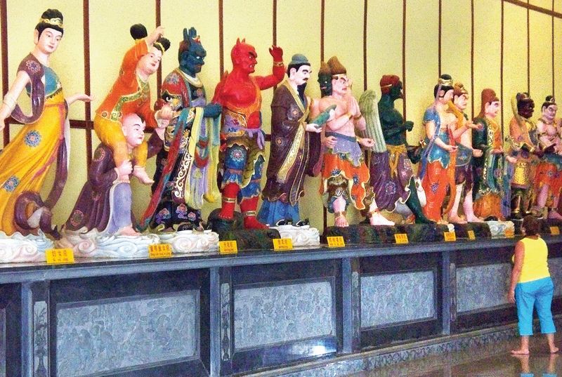 Храм Авалокитешвара. 32 скульптуры богов, богинь, демонов, мифологических героев