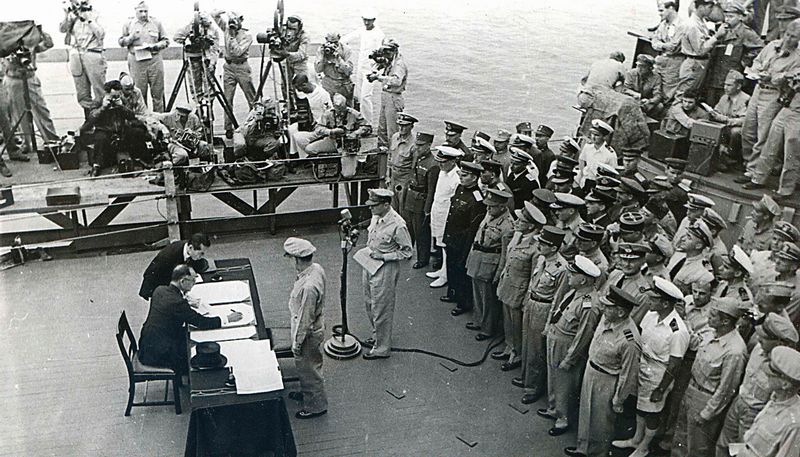 Министр иностранных дел Японии Сигэмицу Мамору подписывает акт о капитуляции Японии на борту линкора «Миссури»