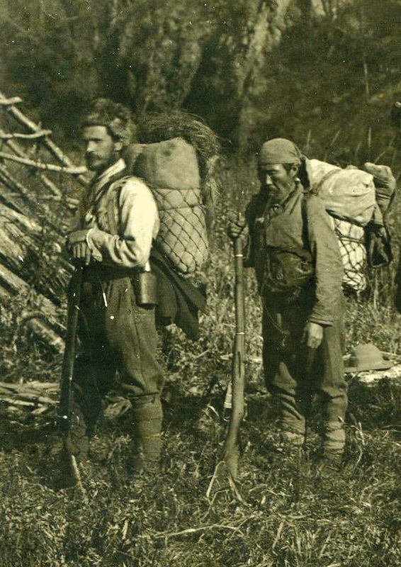 Владимир Клавдиевич Арсеньев (первый слева) и Дерсу Узала с участниками экспедиции. 1906. Фото из фондов ГАХК