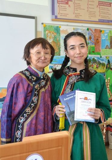 Учитель ульчского языка, председатель жюри Надежда Павловна Дечули и победительница конкурса «Живая классика» Арина Шахиева