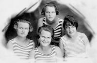 Сестры Юлии Алексеевны Шестаковой (слева направо) Нина и Нюра, подруга Таня. В центре — Юлия Шестакова. Начало 30-х годов ХХ в.